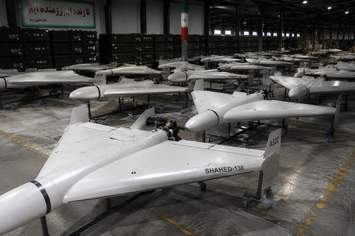 Велике складське приміщення з рядами безпілотників Shahed-136